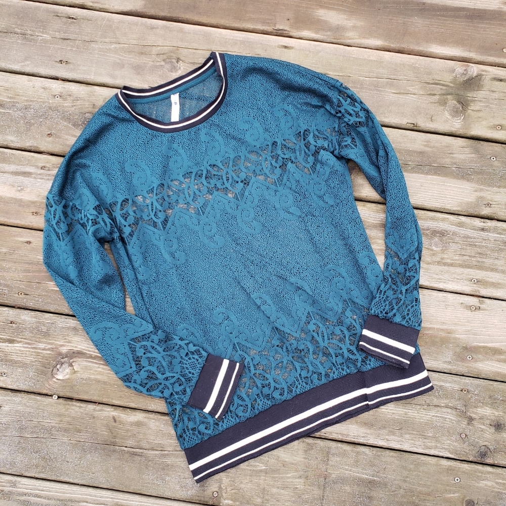 ✨ NWOT Fabletics Kate Hudson Sophie Lace Tunic Long Sleeve Top XS ✨